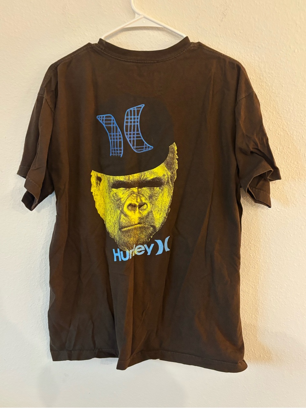 Hurley Men's Brown Short-Sleeve Tee with Yellow Gorilla Graphic and Blue Logo